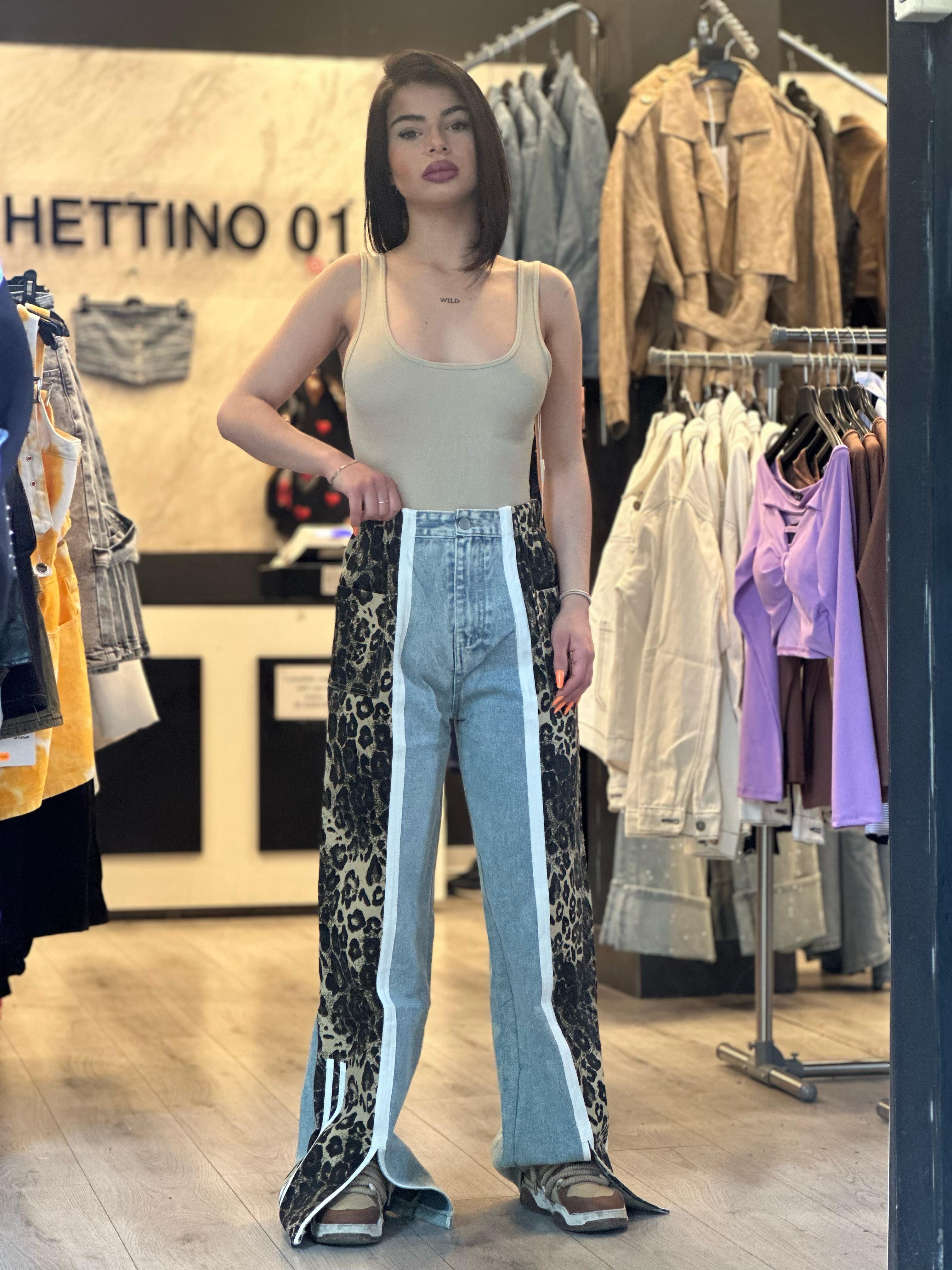 Jeans con banda laterale animalier