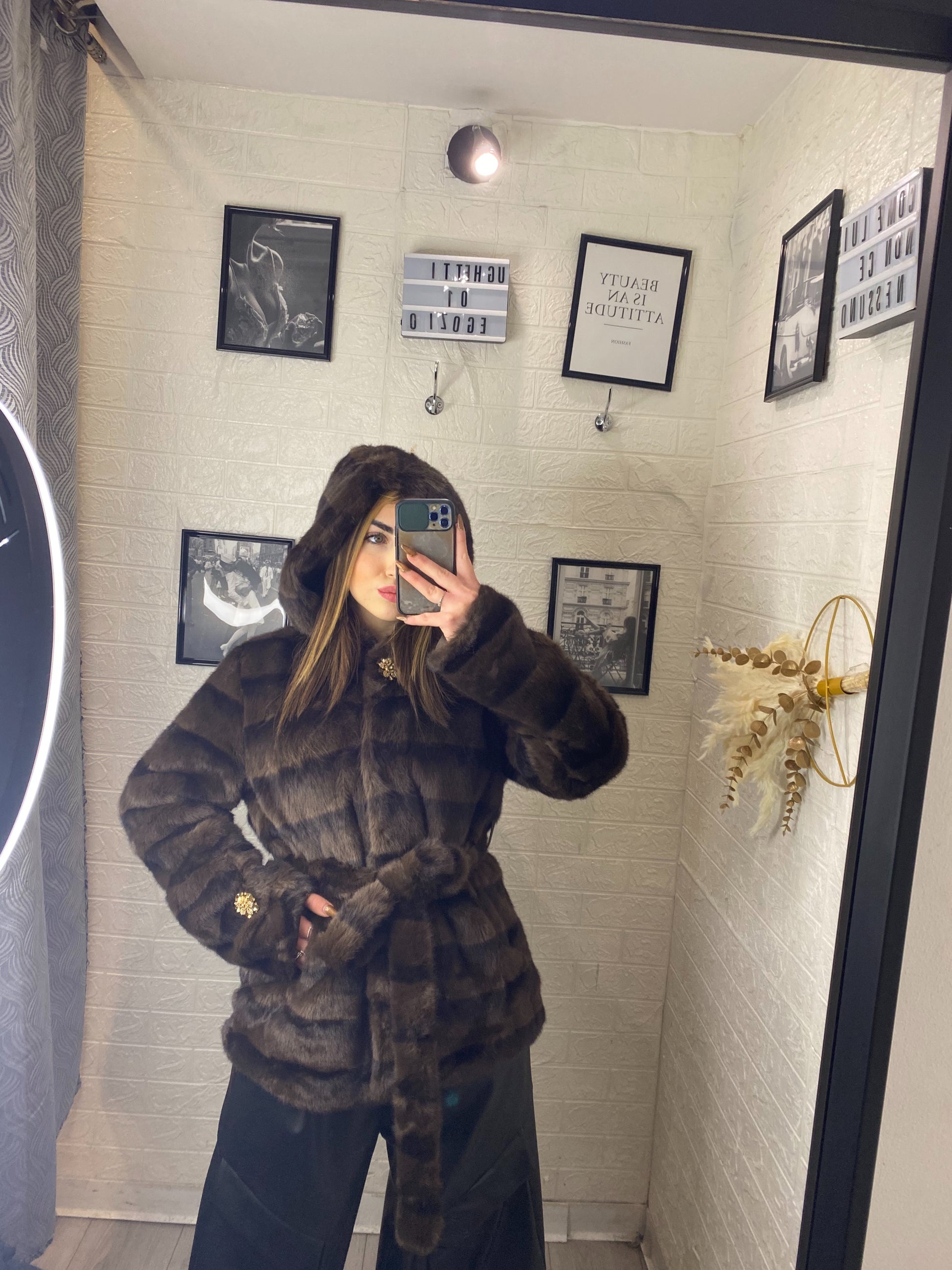 Eco visone con bottoni e cinta