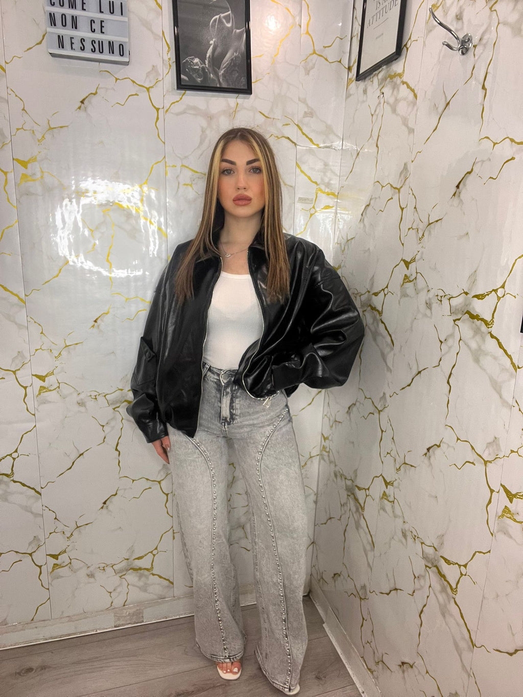 Jeans grigio con borchie
