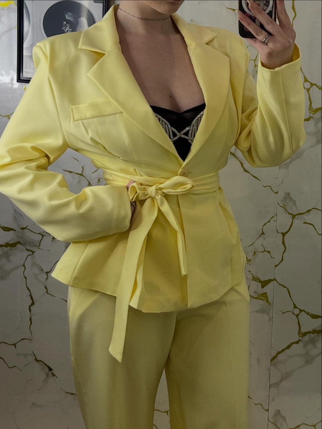 Tailleur avvitato con cinta