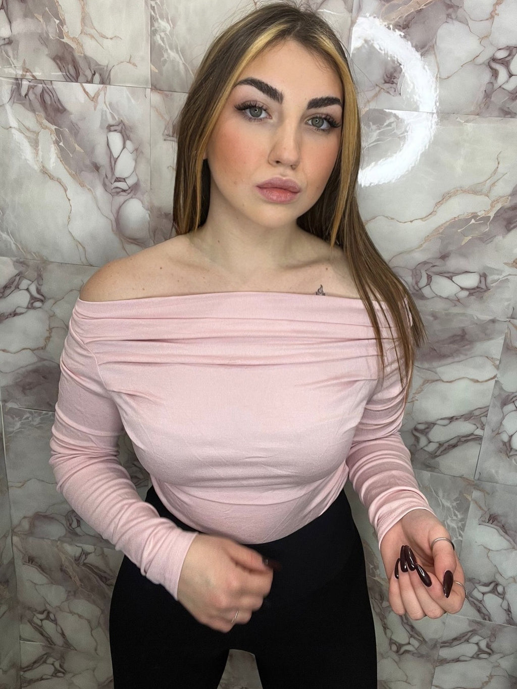 Maglia con scollo a barca e anche monospalla