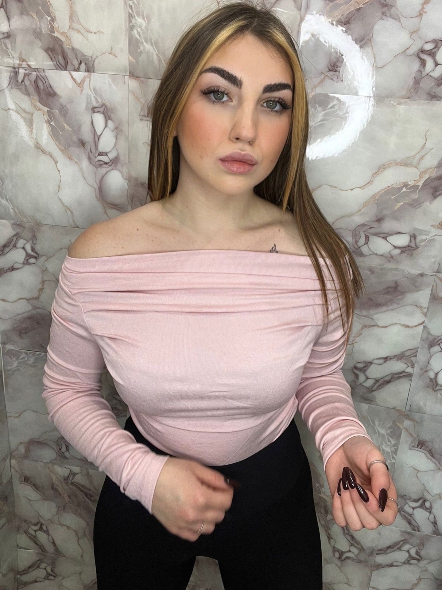 Maglia con scollo a barca e anche monospalla