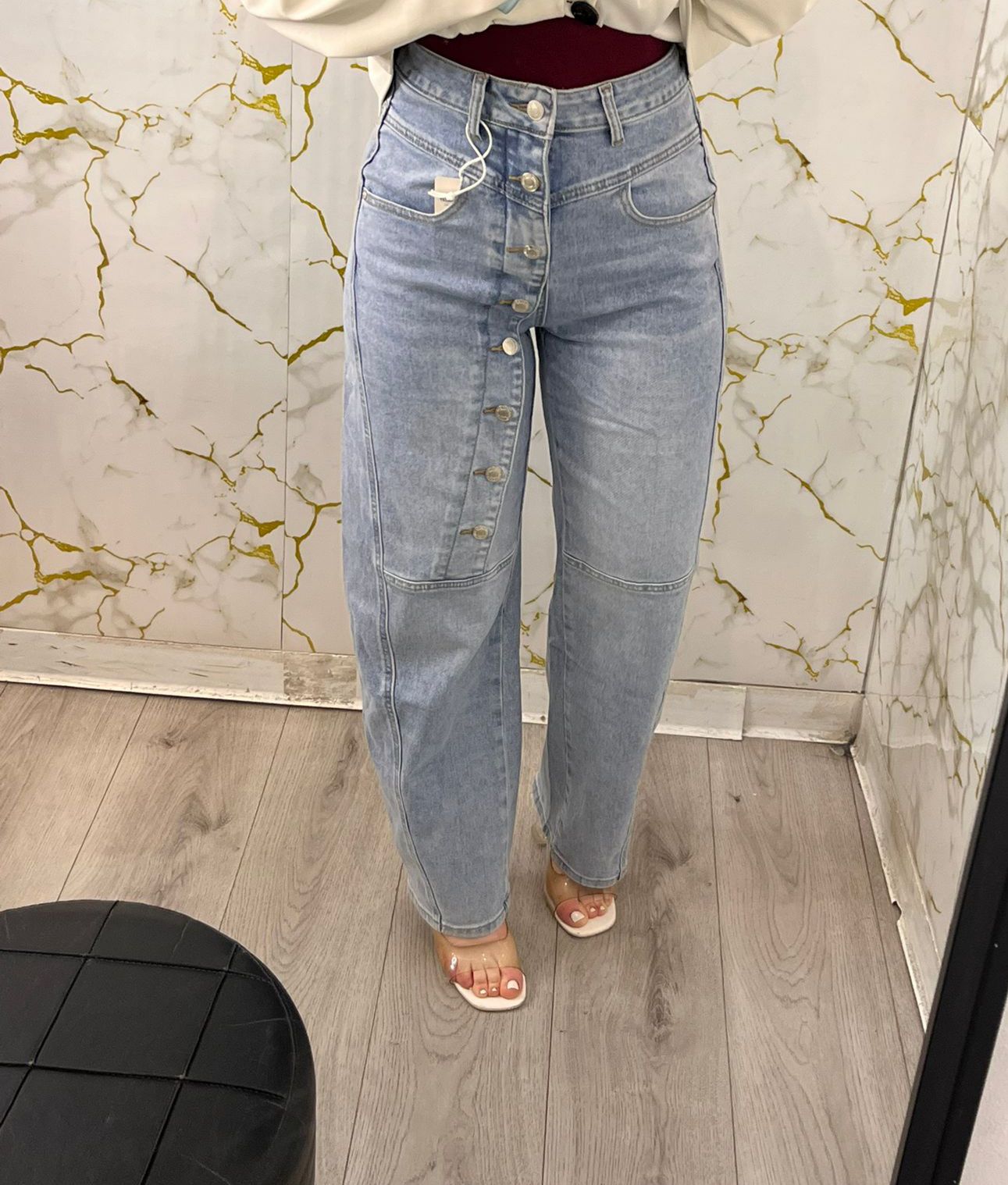 Jeans con fibia asimmetrica