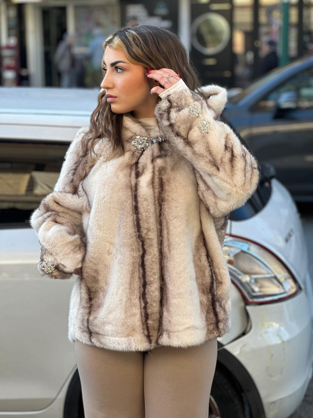 PELLICCIA CON BOTTONI DI CRISTALLI😍