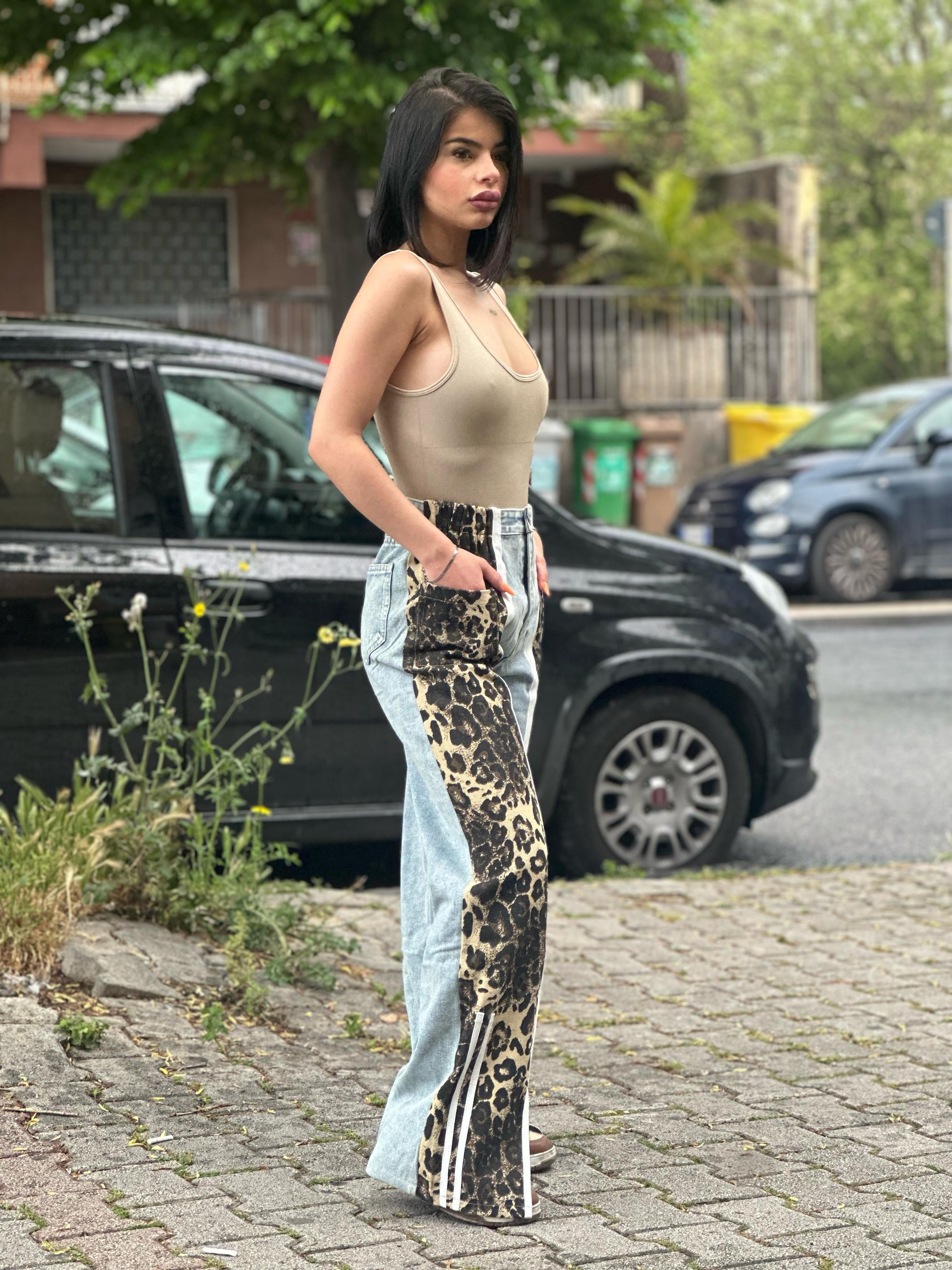 Jeans con banda laterale animalier