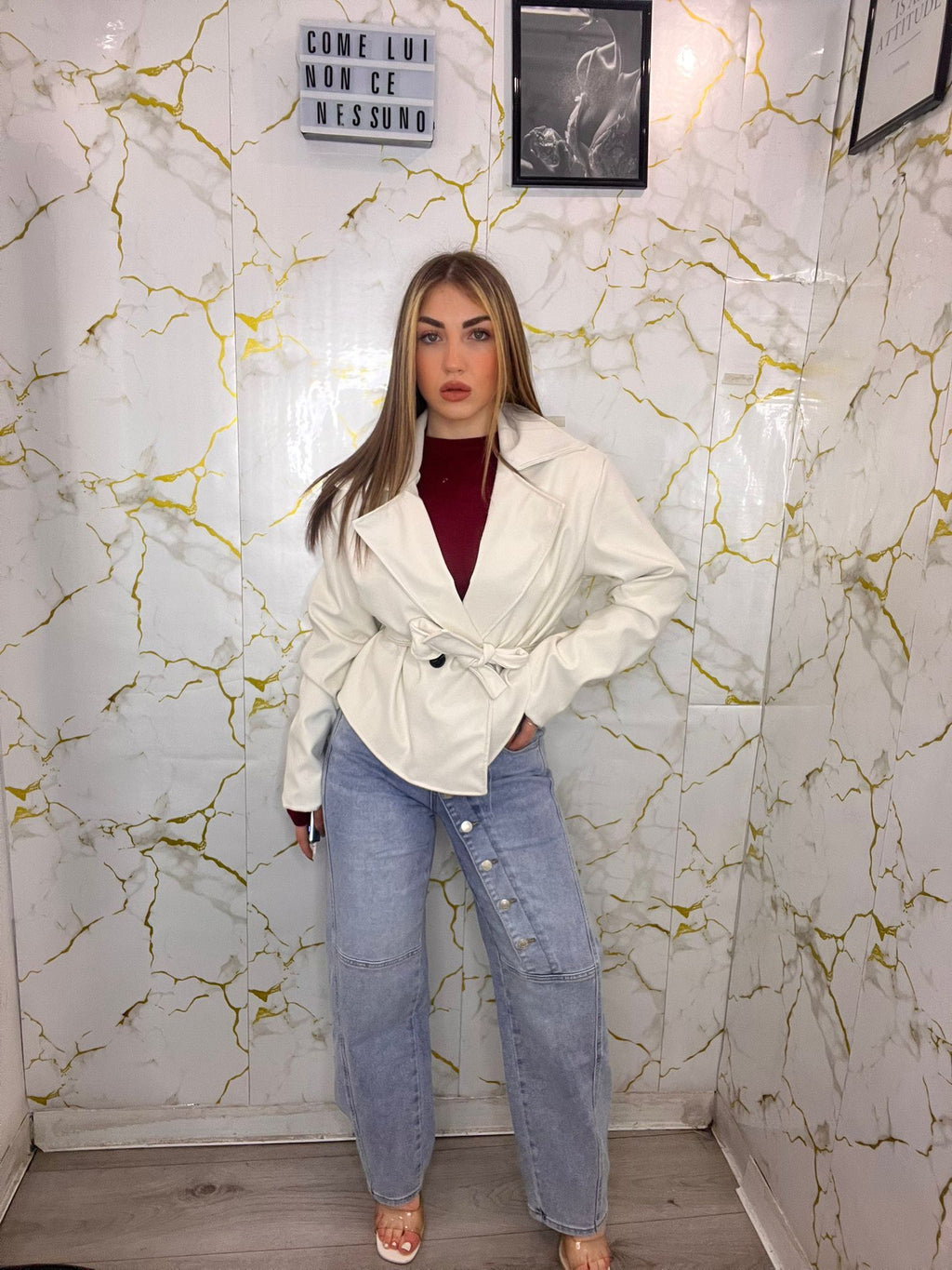 Jeans con fibia asimmetrica
