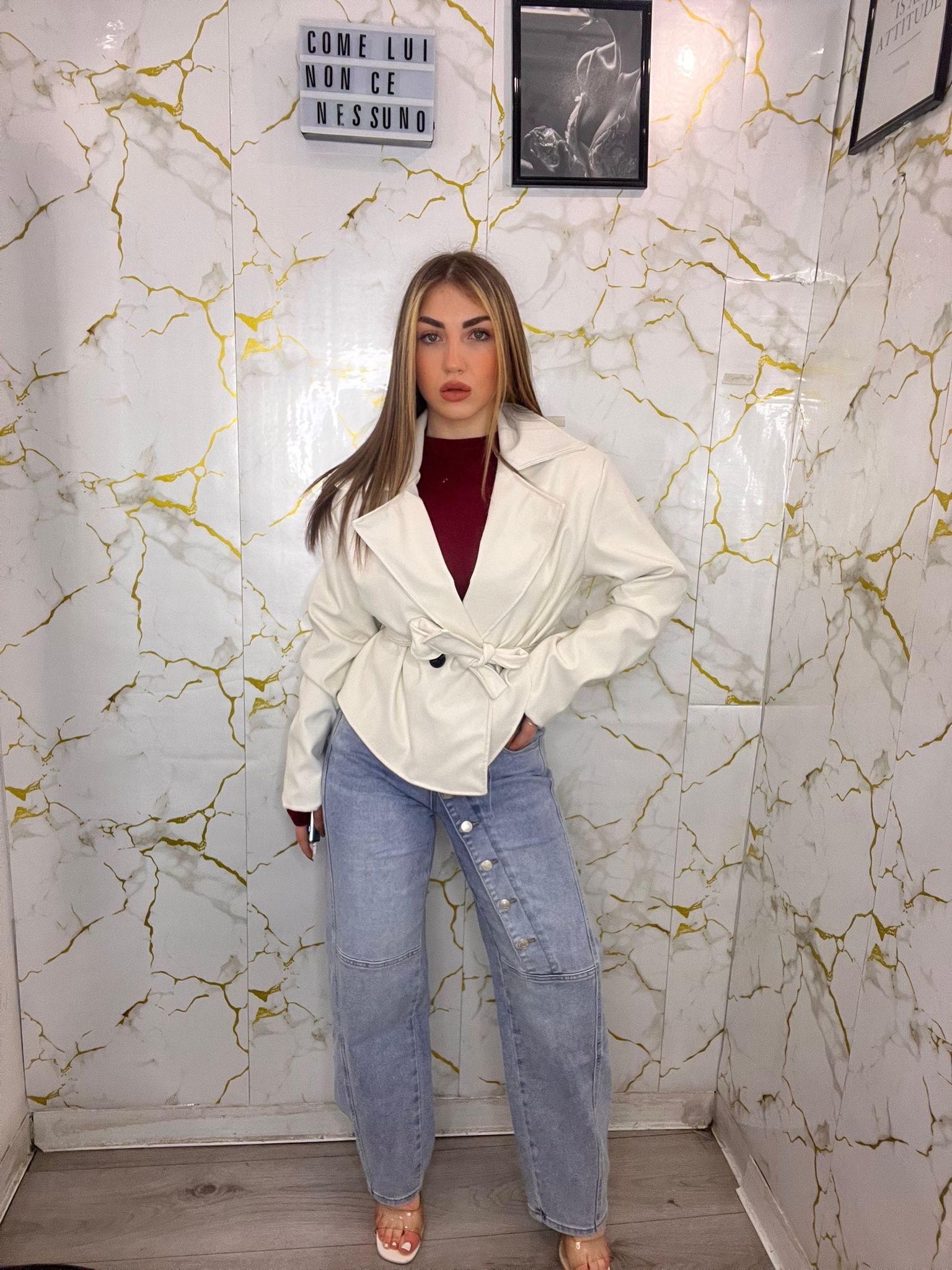 Jeans con fibia asimmetrica