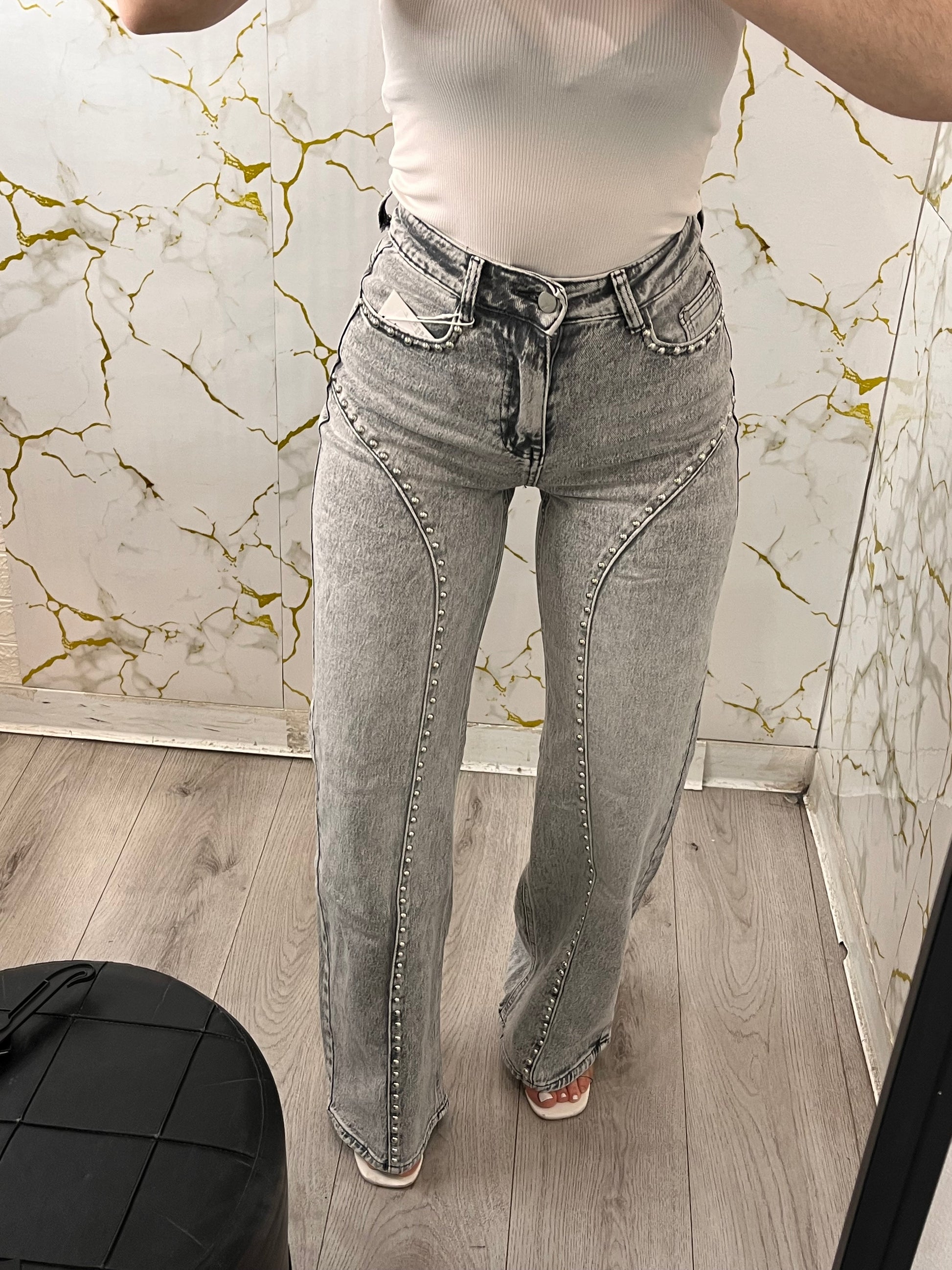 Jeans grigio con borchie