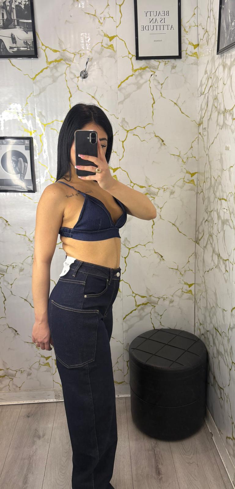 Jeans in denim scuro con tasca laterale