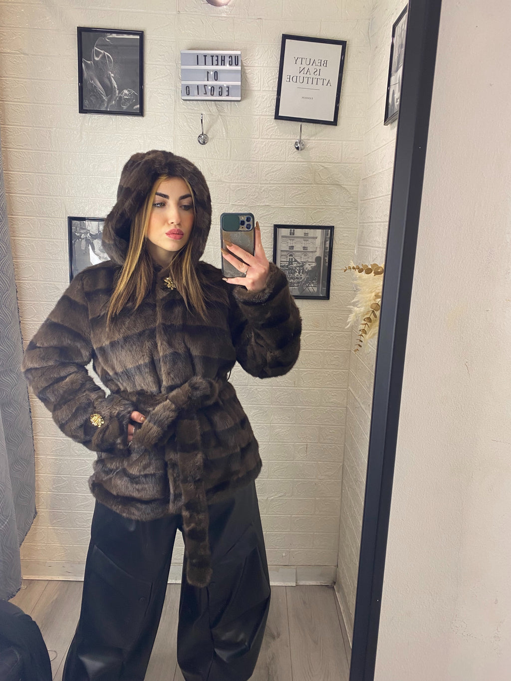 Eco visone con bottoni e cinta