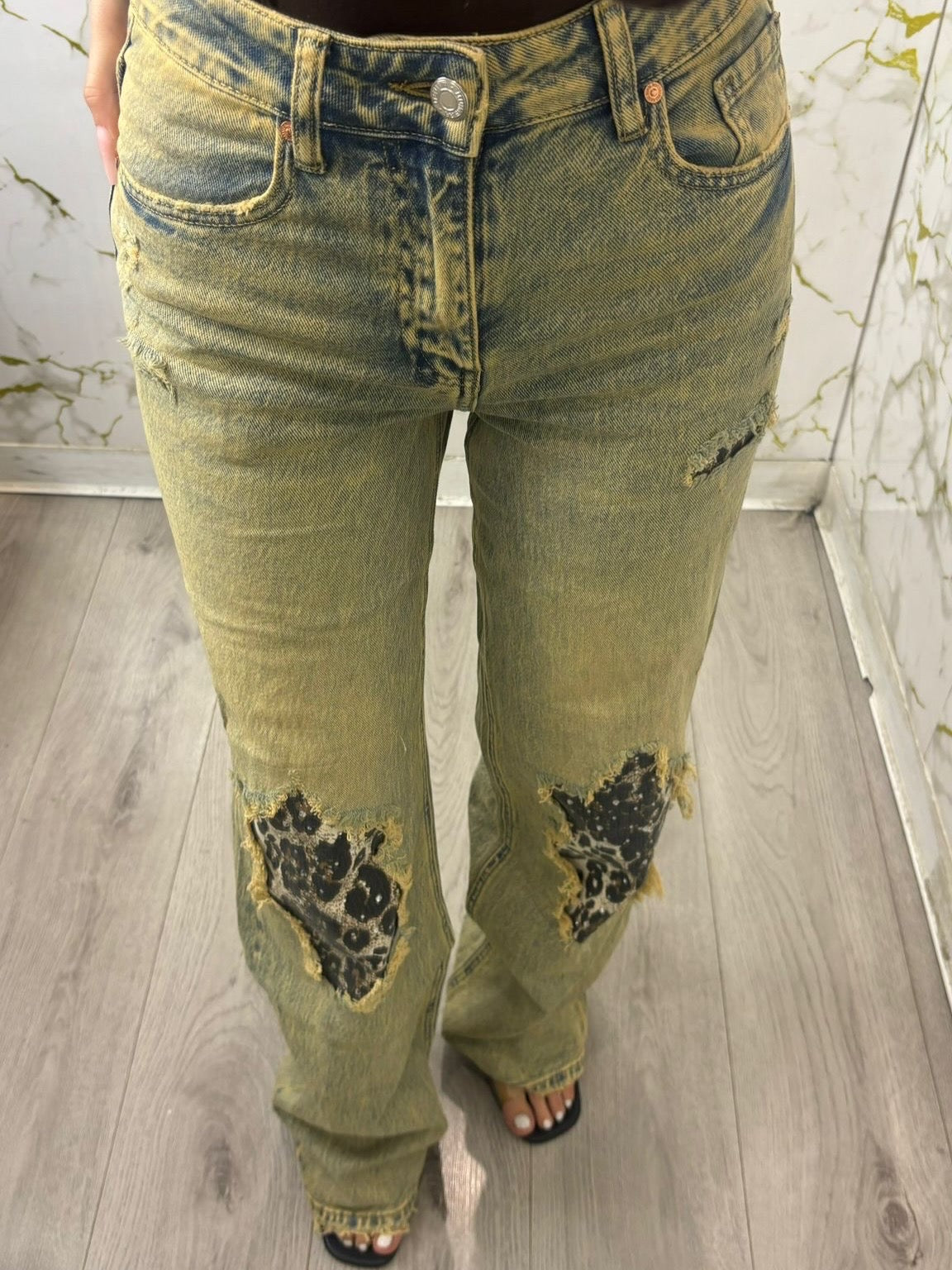 Jeans sabbiato con paillettes animalier