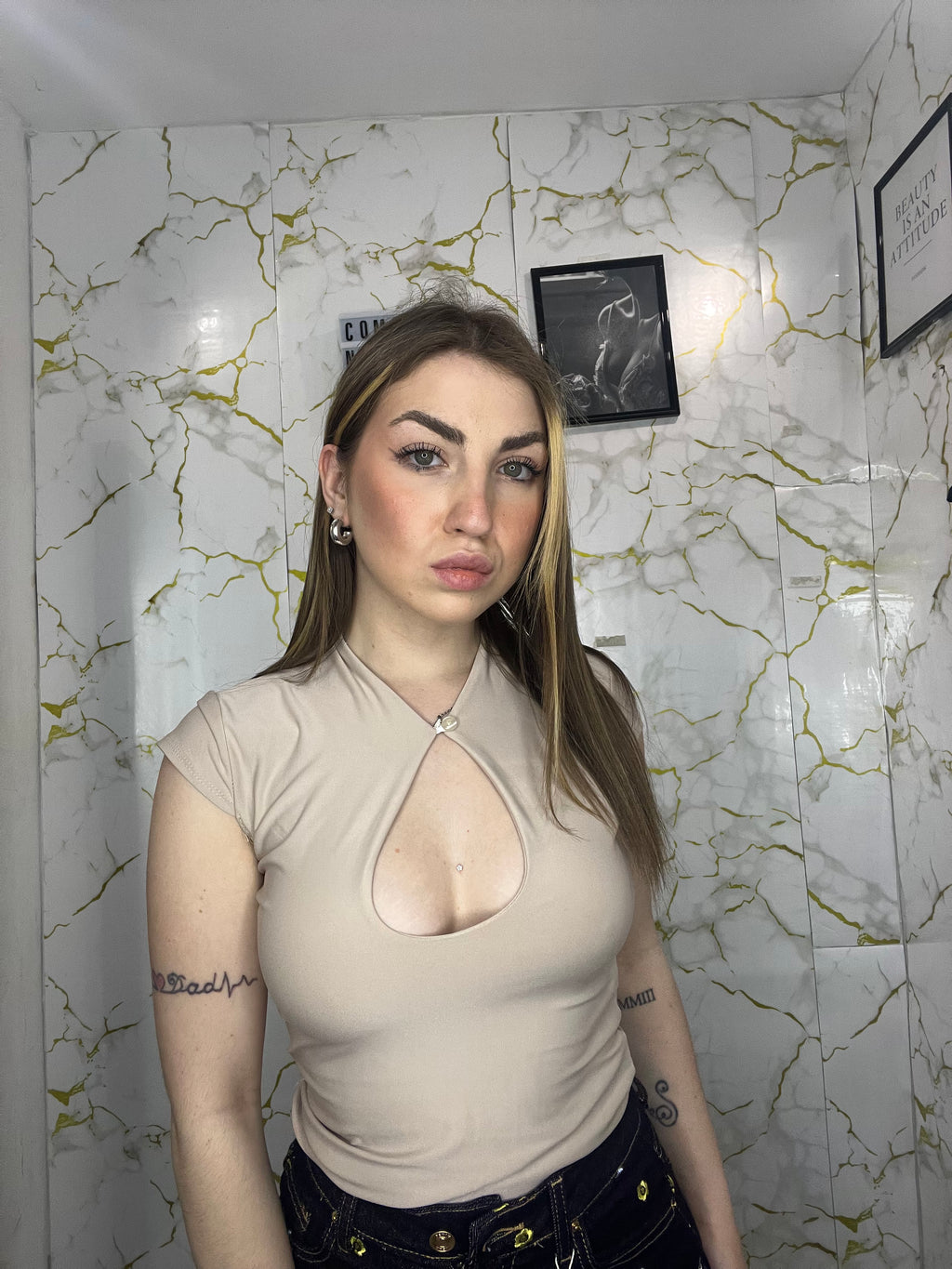 Maglia con scollo A foro