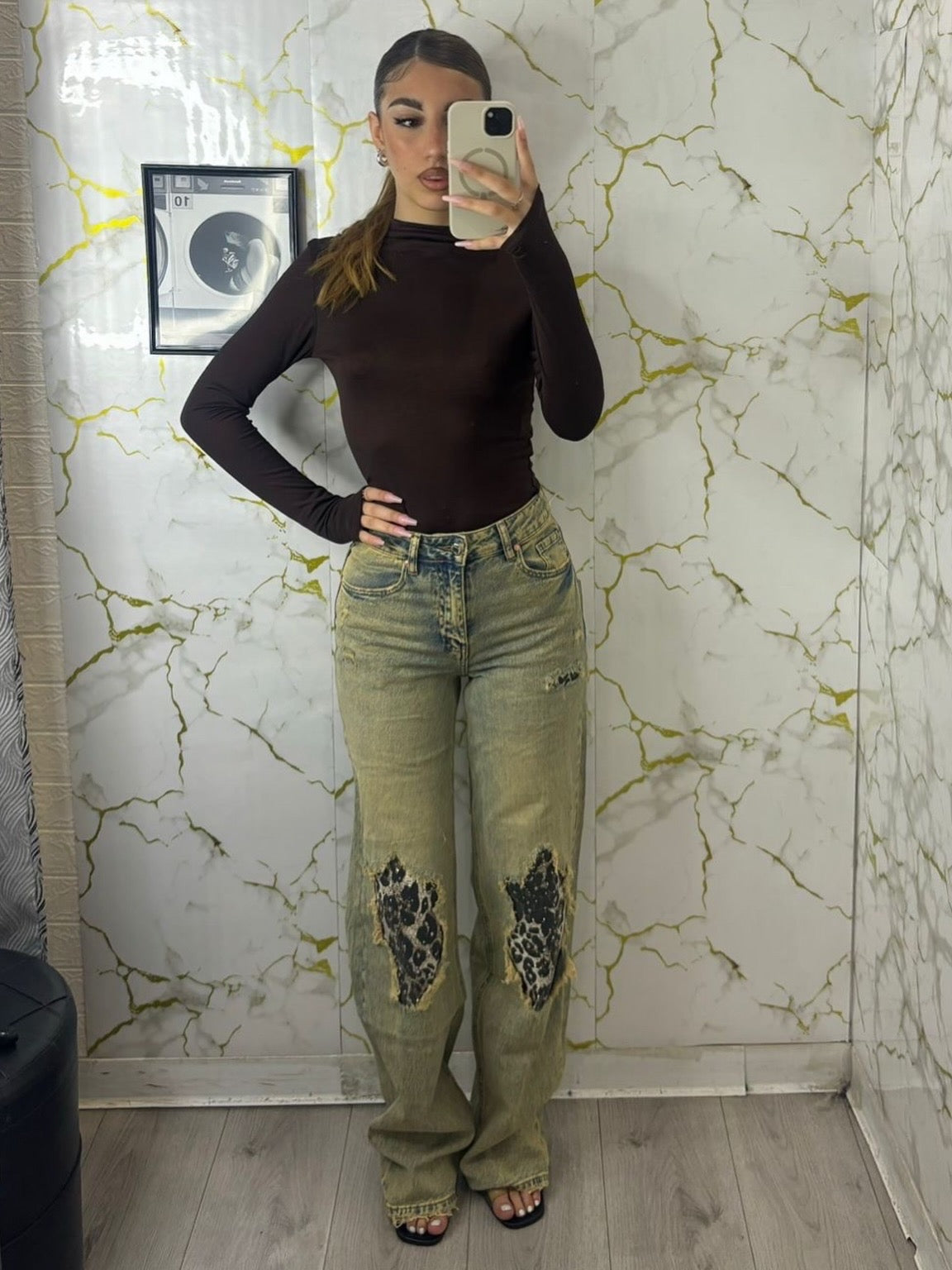 Jeans sabbiato con paillettes animalier