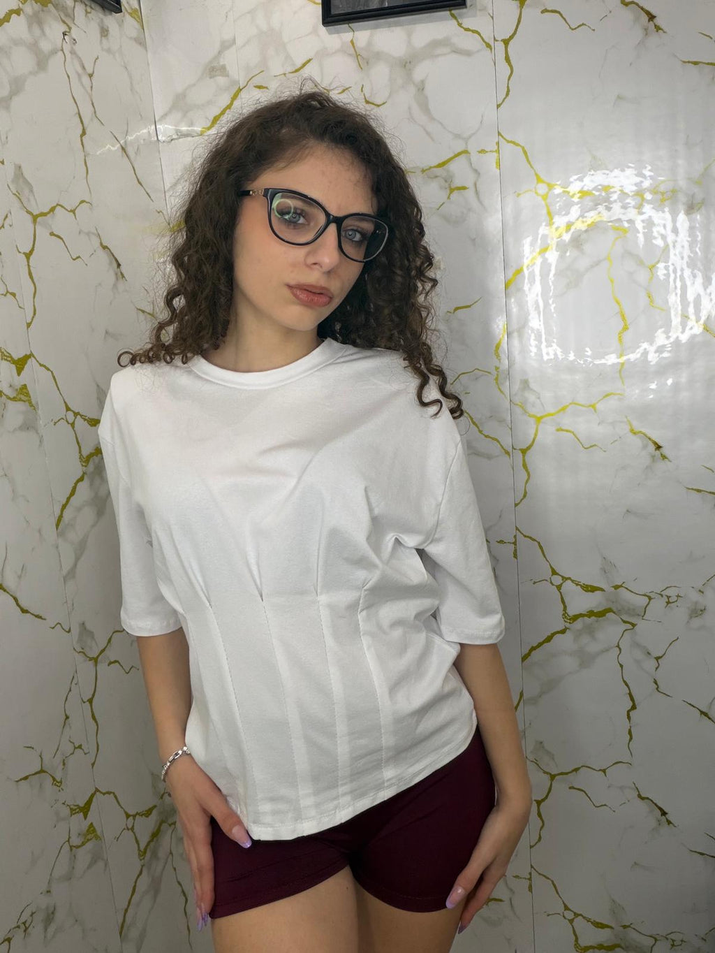 T-shirt avvitata con spallina