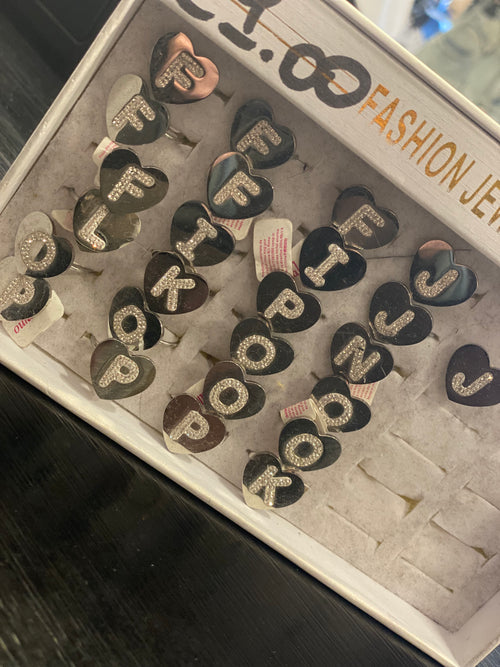 Anello a forma di cuore con iniziale