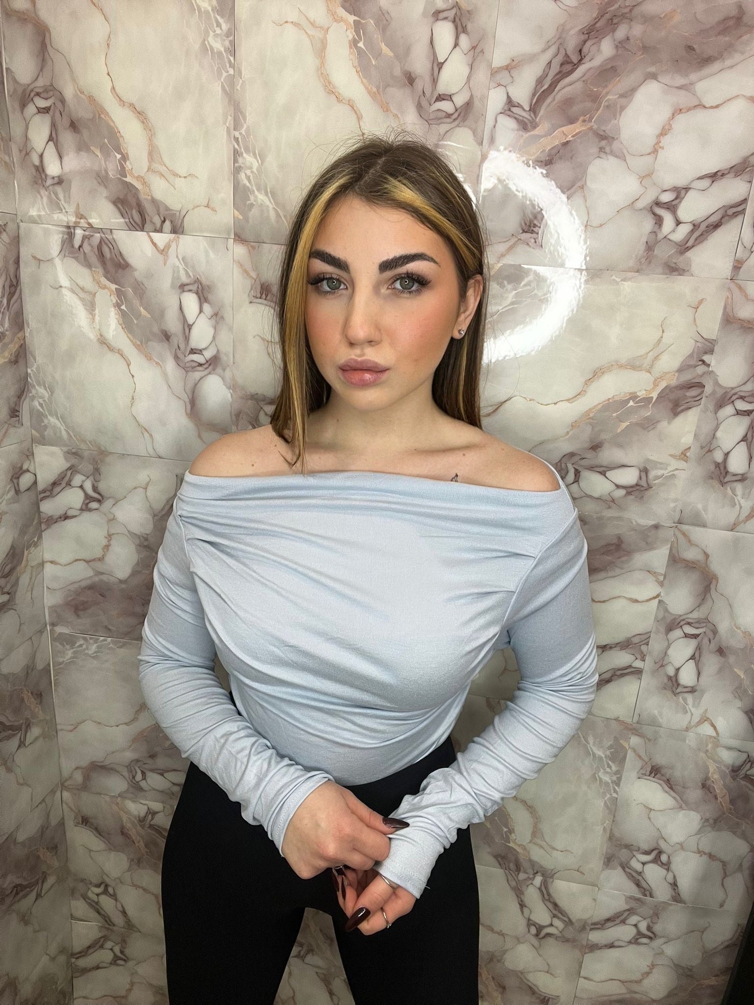 Maglia con scollo a barca e anche monospalla