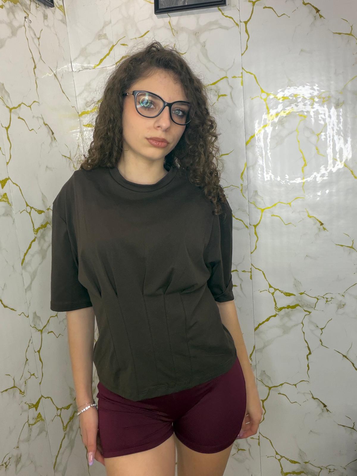 T-shirt avvitata con spallina