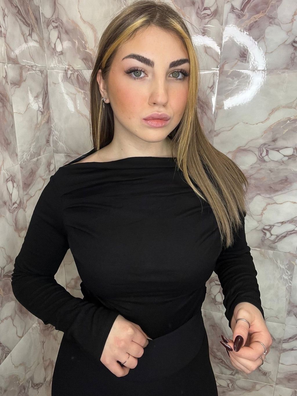 Maglia con scollo a barca e anche monospalla