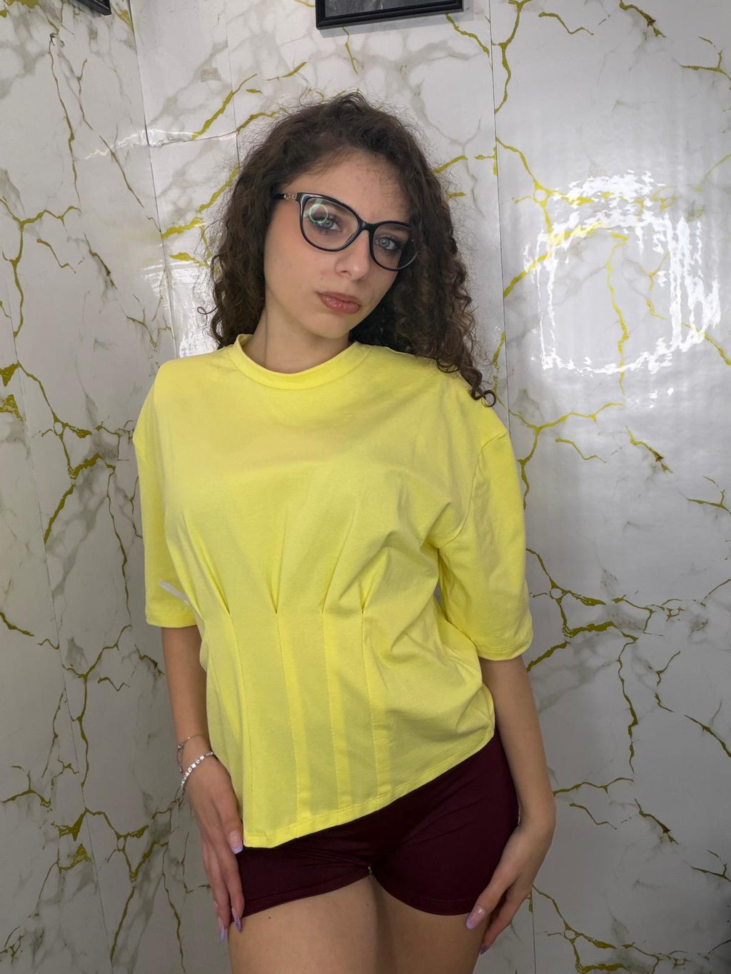 T-shirt avvitata con spallina