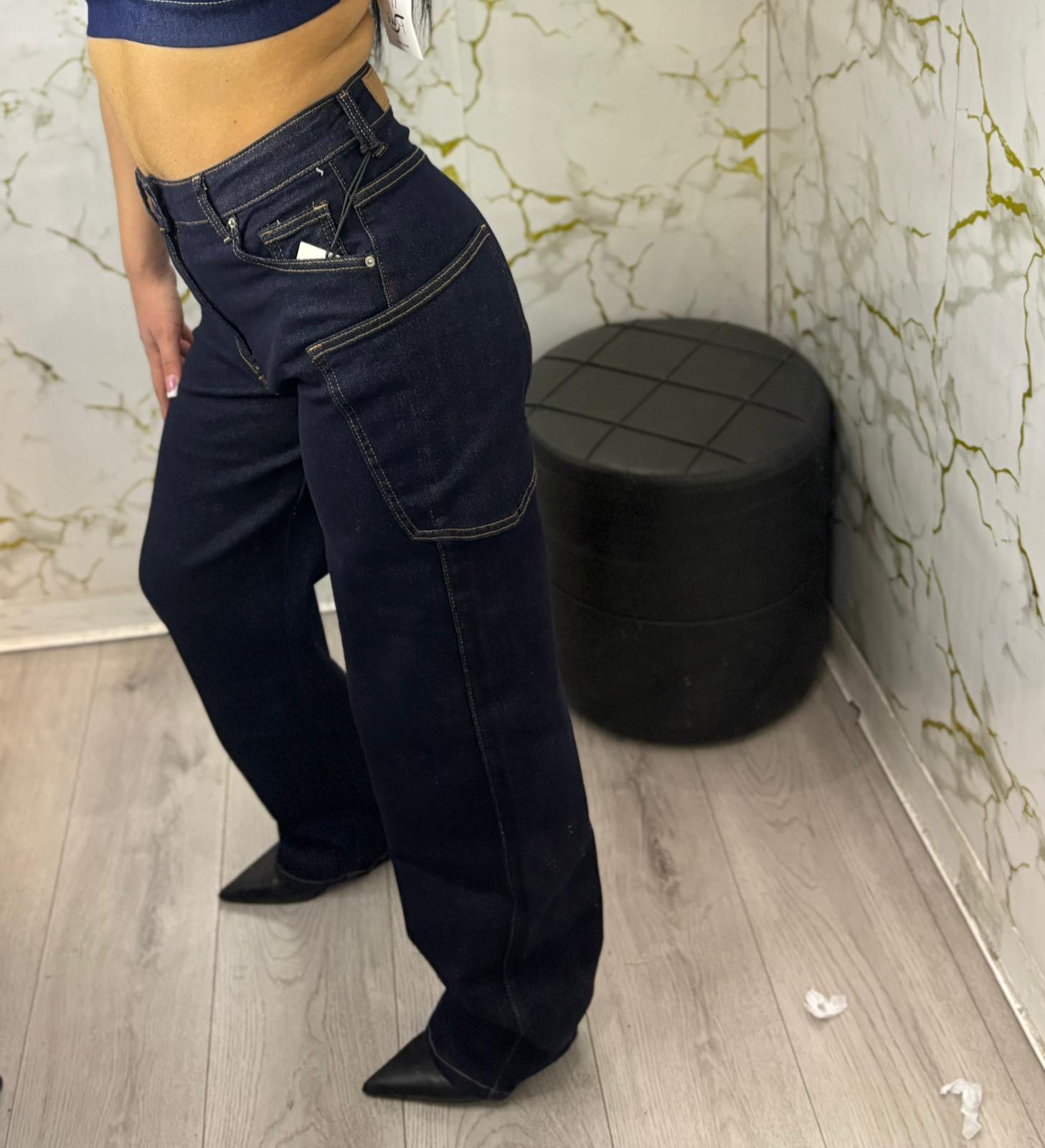Jeans in denim scuro con tasca laterale