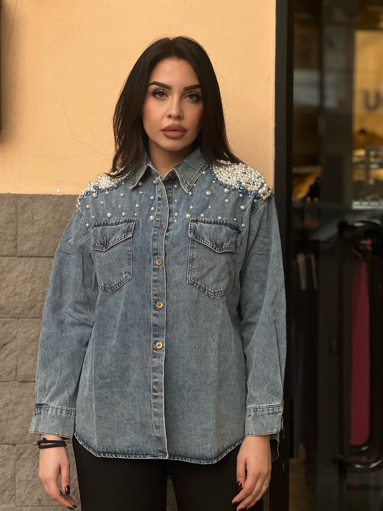 Camicia di jeans e perle su spalla Ughettino01